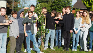 Mehr über den Artikel erfahren Konf & Co pflanzt den Baum